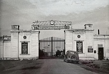 Та заводская проходная...