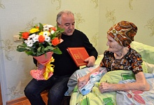 Мэр Ухты поздравил со 100-летием труженицу тыла