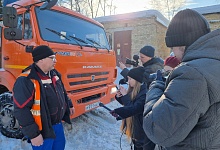 Ухтинских журналистов прокатили на мусоровозе