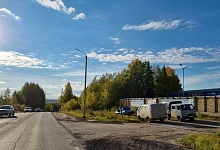 Идёт установка опор линий электропередач на участке трассы Ухта-Дальний