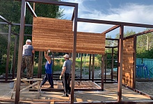 На прилегающей территории станции юных натуралистов в Ухте кипит работа