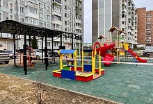В Ухте подходит к завершению установка детской площадки во дворе по ул. Куратова