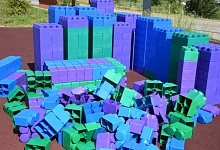 На Набережную Газовиков завезли новый комплект конструктора «Лего»