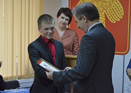 Наградили одаренных школьников