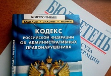 За езду на автомобиле, на передней части которого установлены красные фары, ухтинец лишен прав