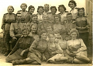 Курсы радистов. Город Спасск, 11 августа 1944 г. Елена Михайловна Фоменко первая слева в нижнем ряду.
